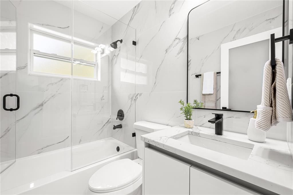 合同活跃: $485,000 (3 贝兹, 2 浴室, 1379 平方英尺)