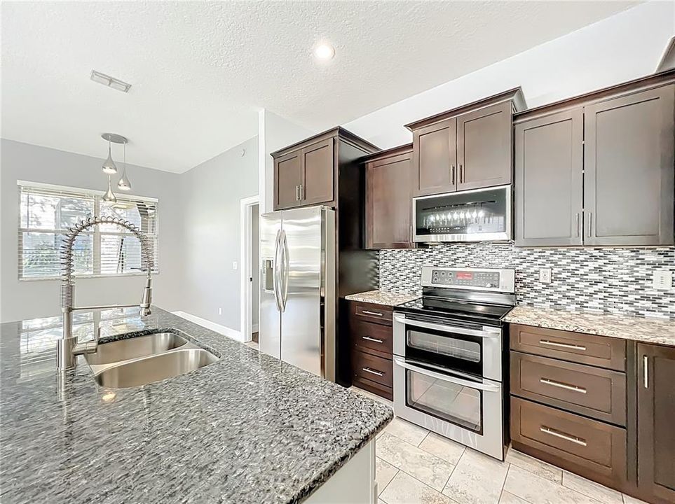 На продажу: $678,500 (4 спален, 2 ванн, 2022 Квадратных фут)