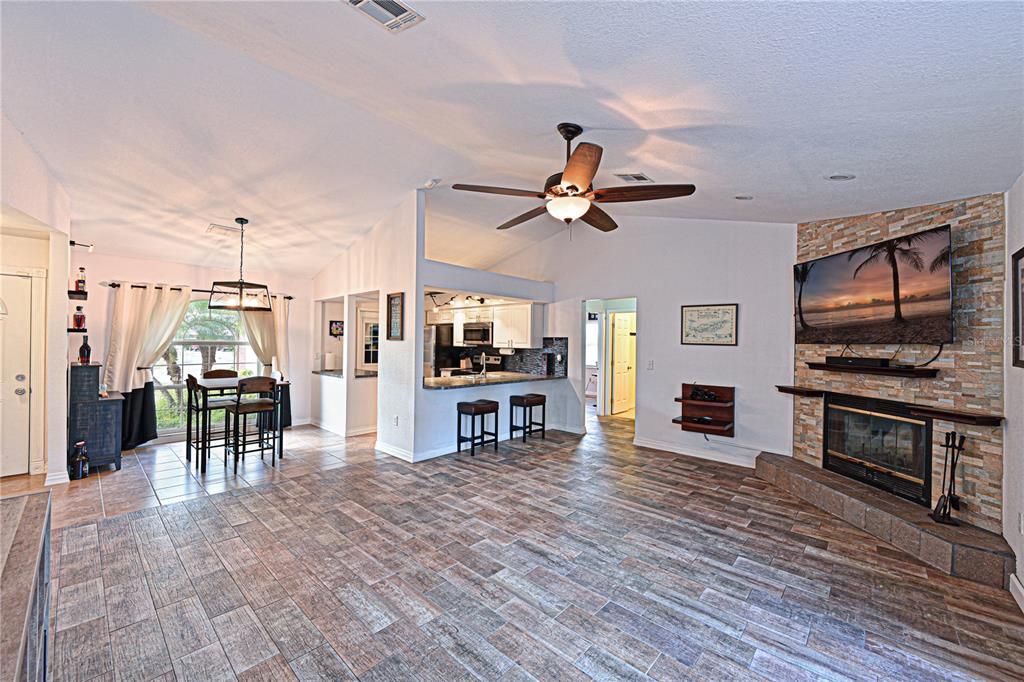 For Sale: $395,000 (3 beds, 2 baths, 1284 Square Feet)