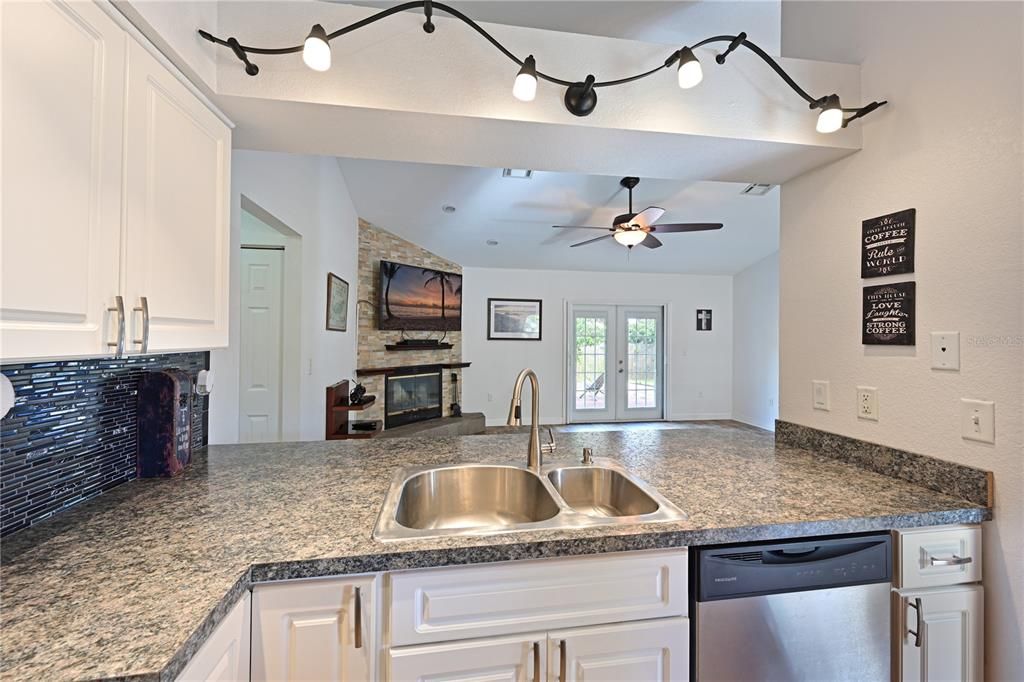 For Sale: $395,000 (3 beds, 2 baths, 1284 Square Feet)