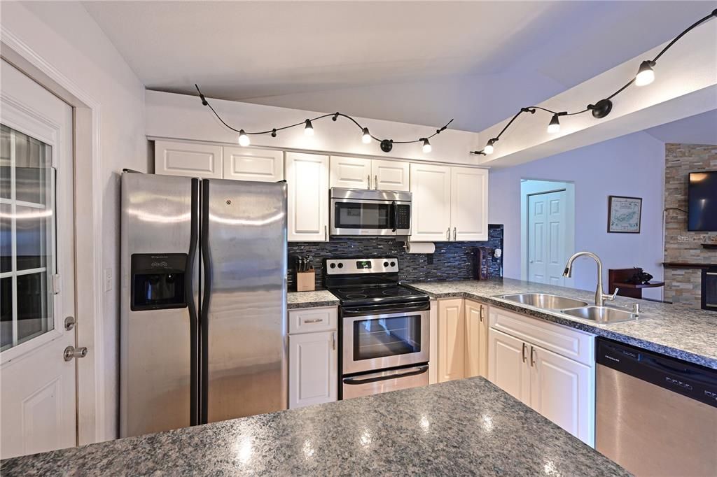 For Sale: $395,000 (3 beds, 2 baths, 1284 Square Feet)