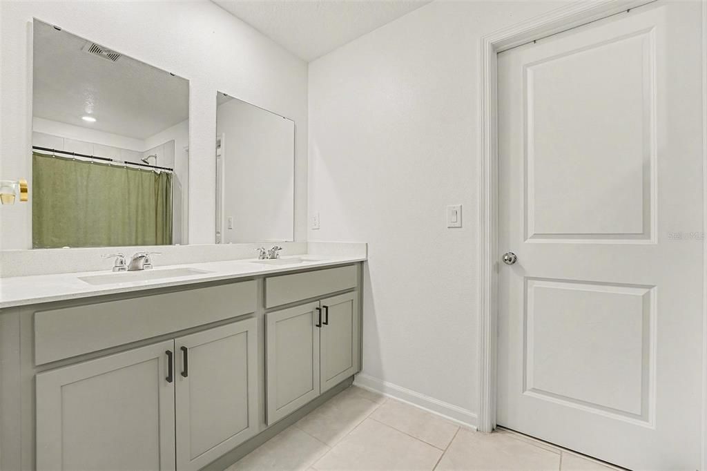 На продажу: $360,000 (5 спален, 2 ванн, 2590 Квадратных фут)