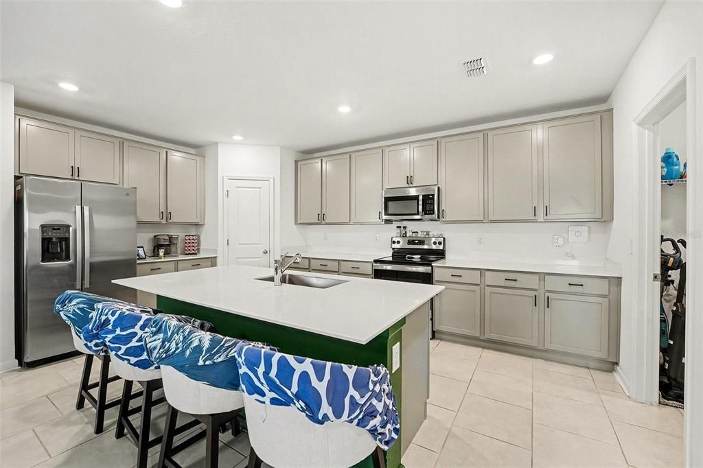 На продажу: $360,000 (5 спален, 2 ванн, 2590 Квадратных фут)