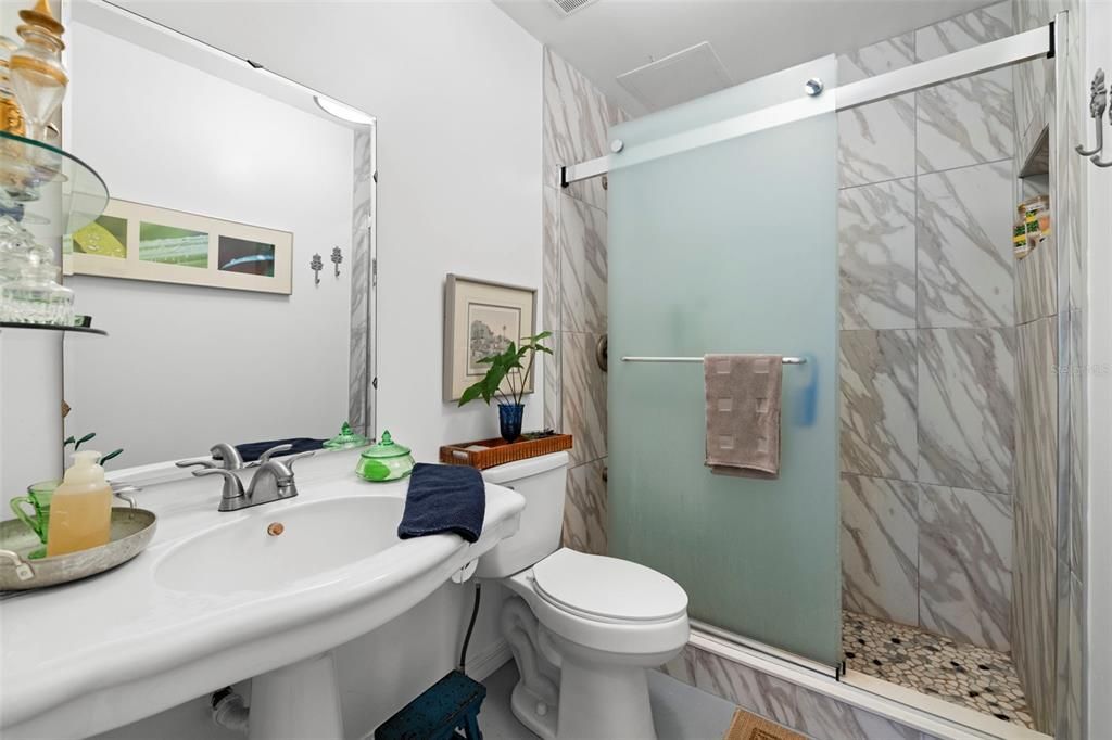 For Sale: $146,000 (1 beds, 1 baths, 725 Square Feet)