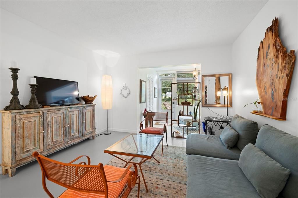 For Sale: $146,000 (1 beds, 1 baths, 725 Square Feet)