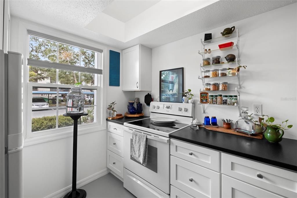 For Sale: $146,000 (1 beds, 1 baths, 725 Square Feet)