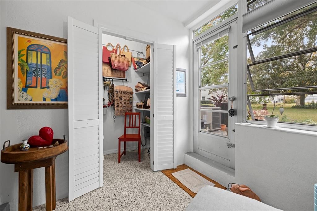 For Sale: $146,000 (1 beds, 1 baths, 725 Square Feet)