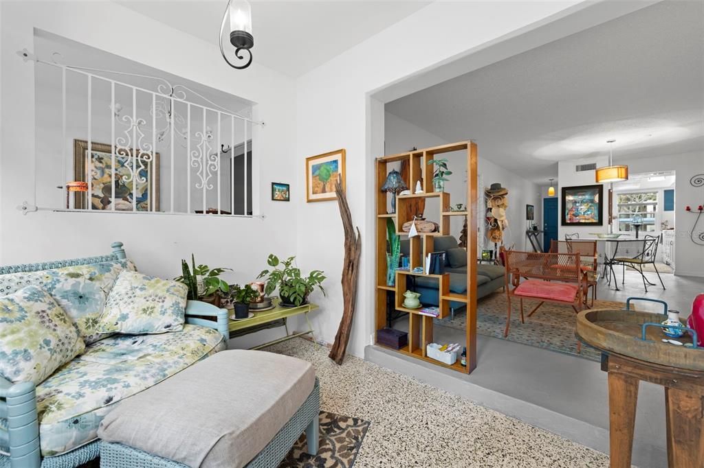 For Sale: $146,000 (1 beds, 1 baths, 725 Square Feet)