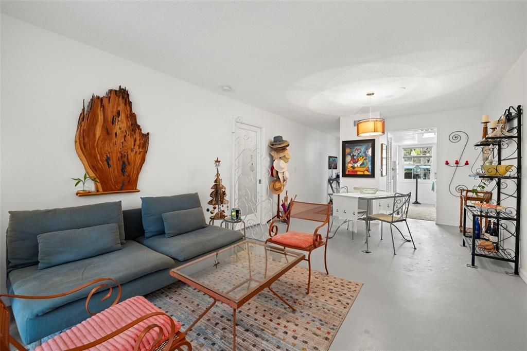 For Sale: $146,000 (1 beds, 1 baths, 725 Square Feet)