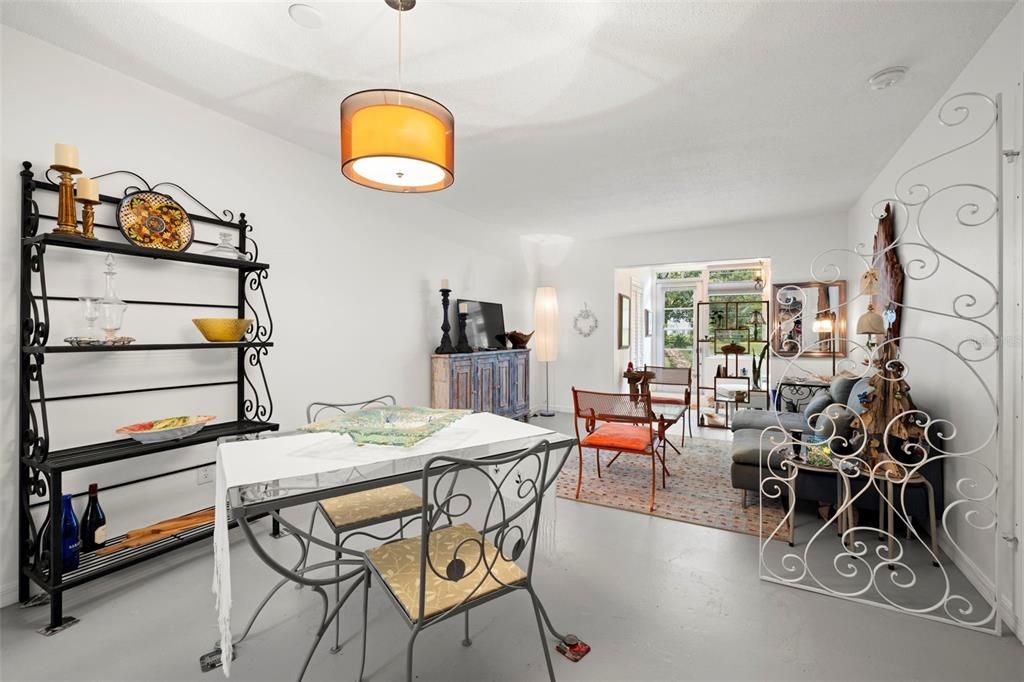 For Sale: $146,000 (1 beds, 1 baths, 725 Square Feet)