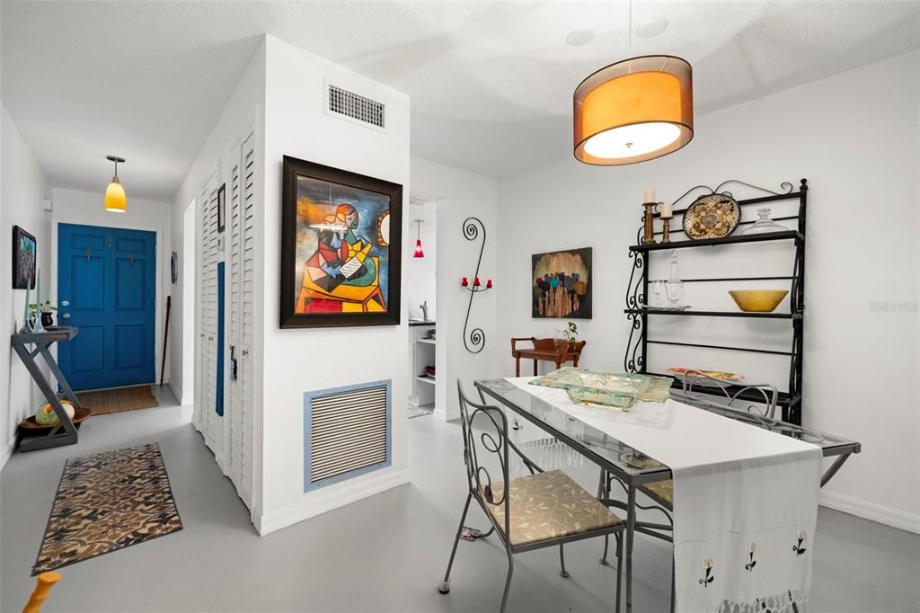 For Sale: $146,000 (1 beds, 1 baths, 725 Square Feet)