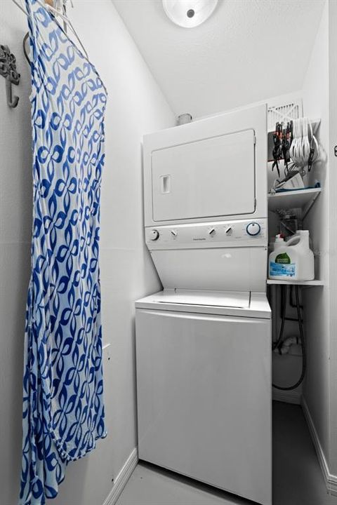 For Sale: $146,000 (1 beds, 1 baths, 725 Square Feet)