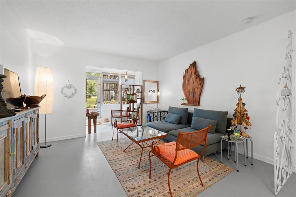 For Sale: $146,000 (1 beds, 1 baths, 725 Square Feet)