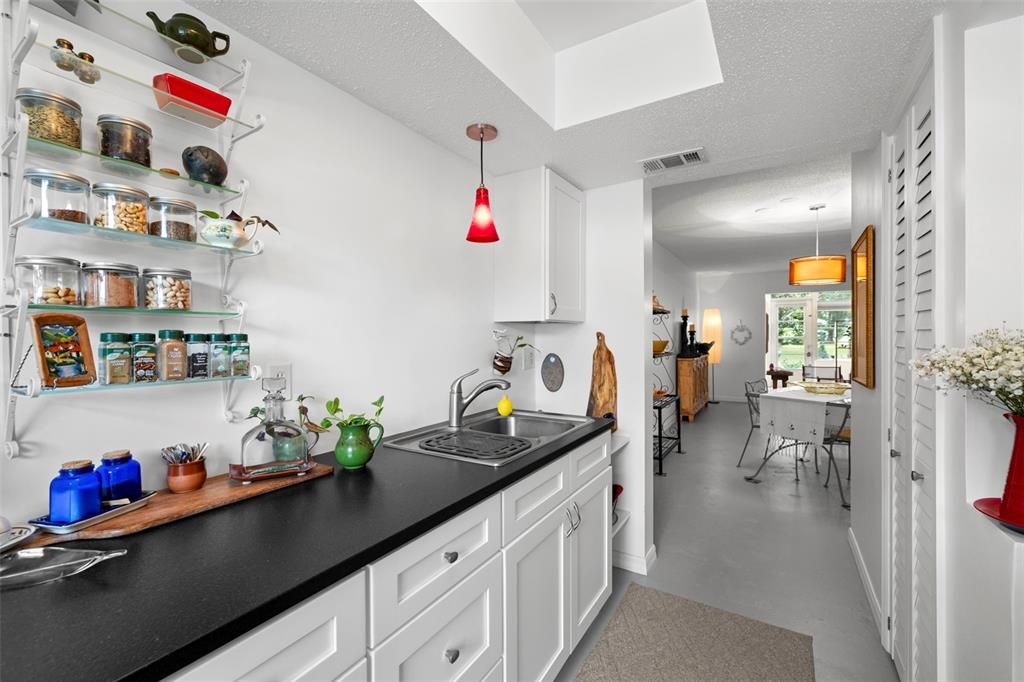 For Sale: $146,000 (1 beds, 1 baths, 725 Square Feet)