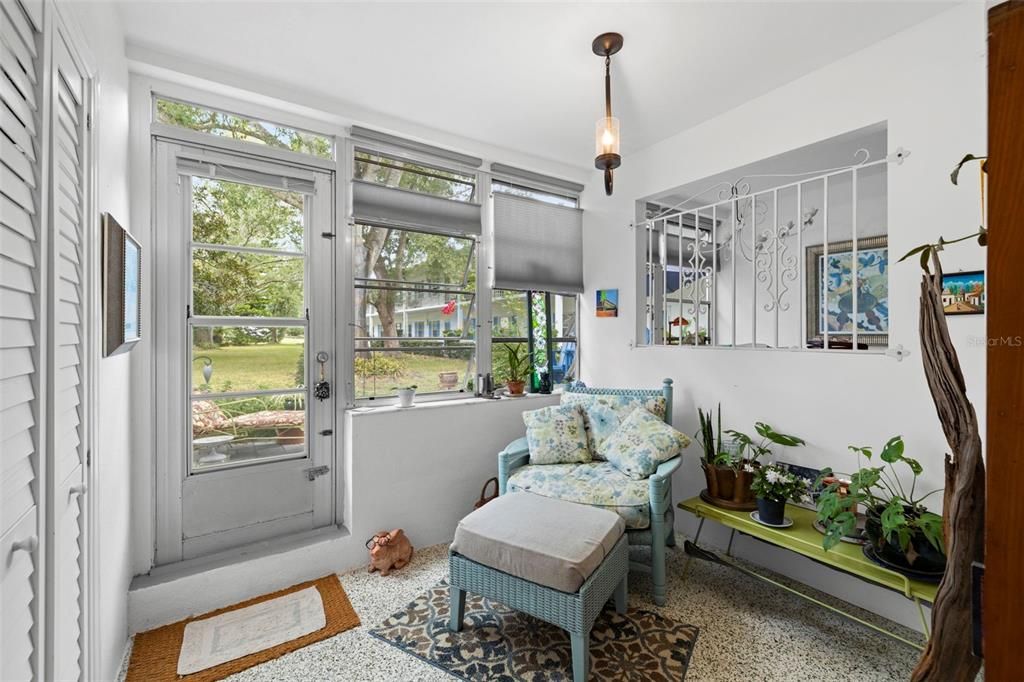 For Sale: $146,000 (1 beds, 1 baths, 725 Square Feet)