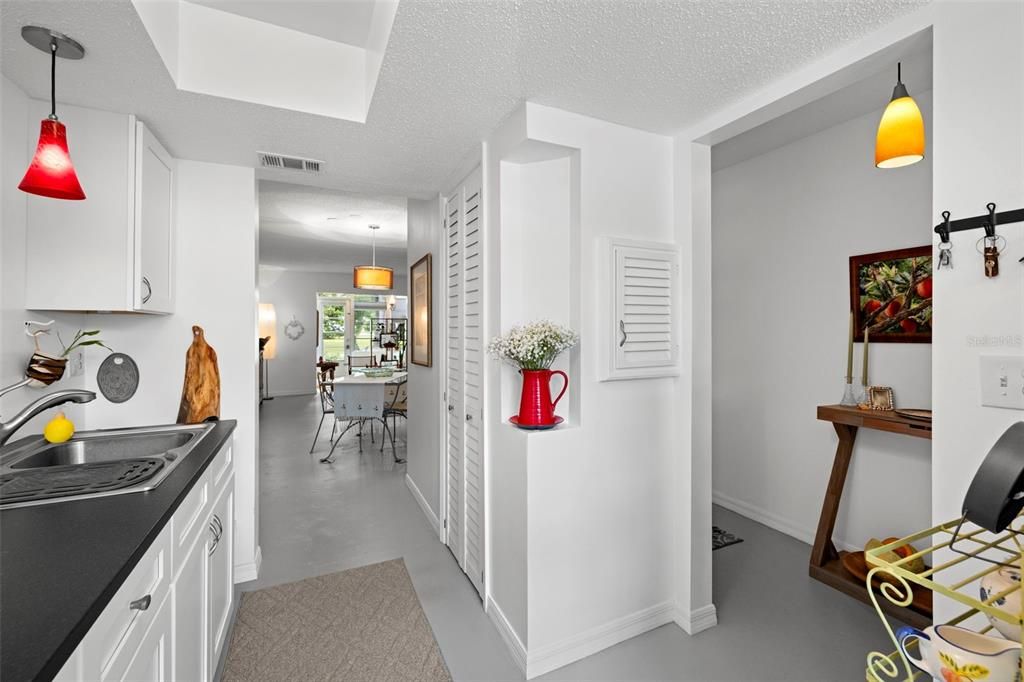 For Sale: $146,000 (1 beds, 1 baths, 725 Square Feet)