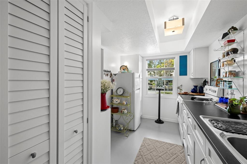 For Sale: $146,000 (1 beds, 1 baths, 725 Square Feet)