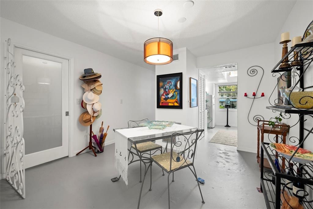 For Sale: $146,000 (1 beds, 1 baths, 725 Square Feet)