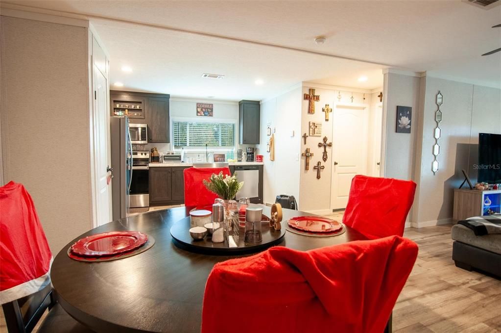 For Sale: $350,000 (2 beds, 2 baths, 960 Square Feet)