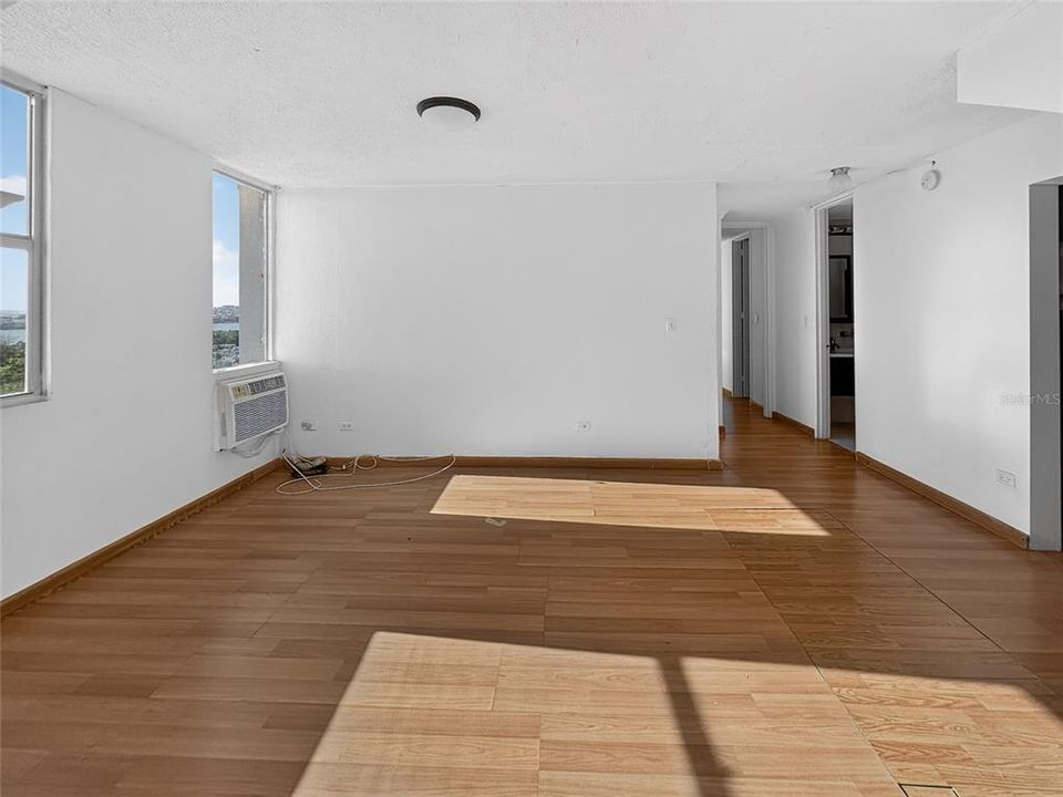 For Sale: $325,000 (2 beds, 2 baths, 540 Square Feet)