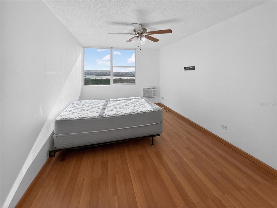 For Sale: $325,000 (2 beds, 2 baths, 540 Square Feet)