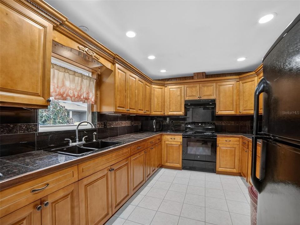 На продажу: $325,000 (2 спален, 2 ванн, 1329 Квадратных фут)