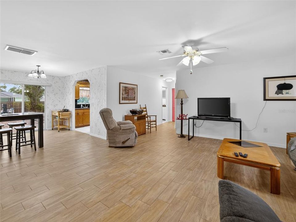 На продажу: $325,000 (2 спален, 2 ванн, 1329 Квадратных фут)