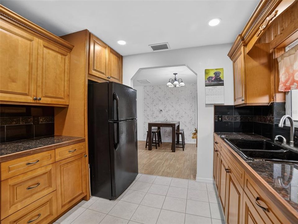 На продажу: $325,000 (2 спален, 2 ванн, 1329 Квадратных фут)