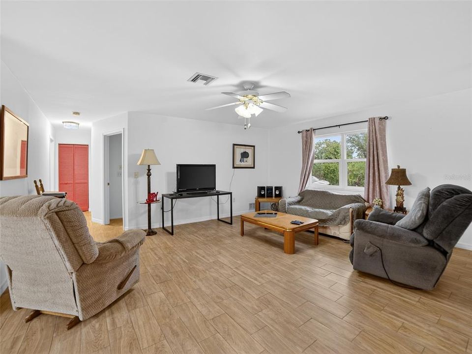 На продажу: $325,000 (2 спален, 2 ванн, 1329 Квадратных фут)