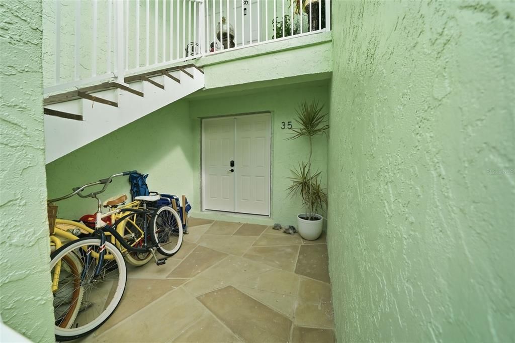 For Sale: $375,000 (2 beds, 2 baths, 1040 Square Feet)