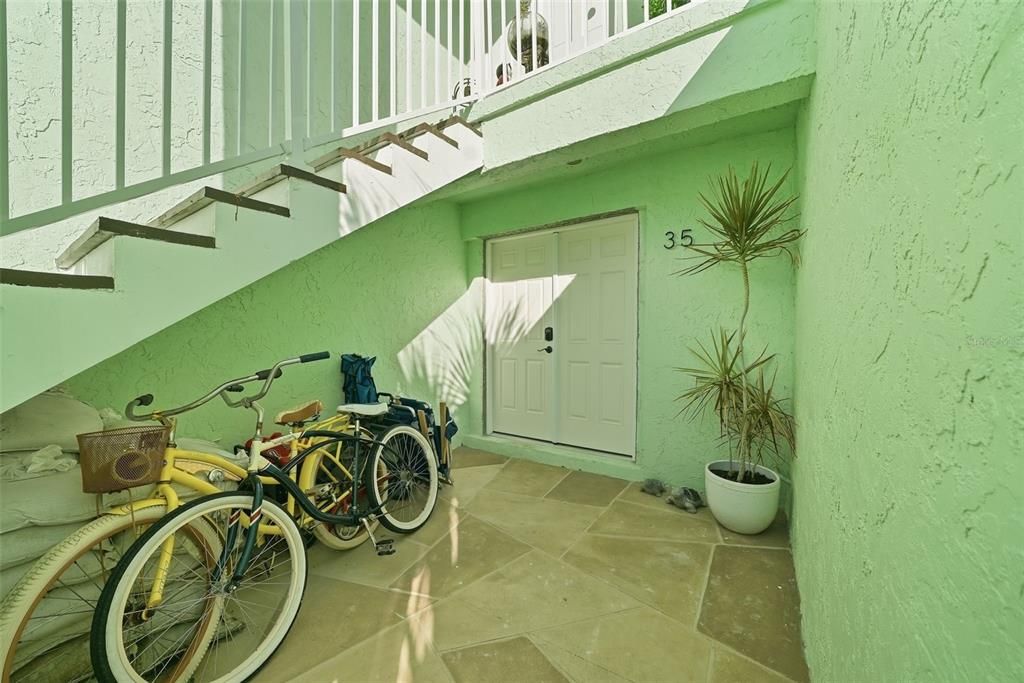 For Sale: $375,000 (2 beds, 2 baths, 1040 Square Feet)