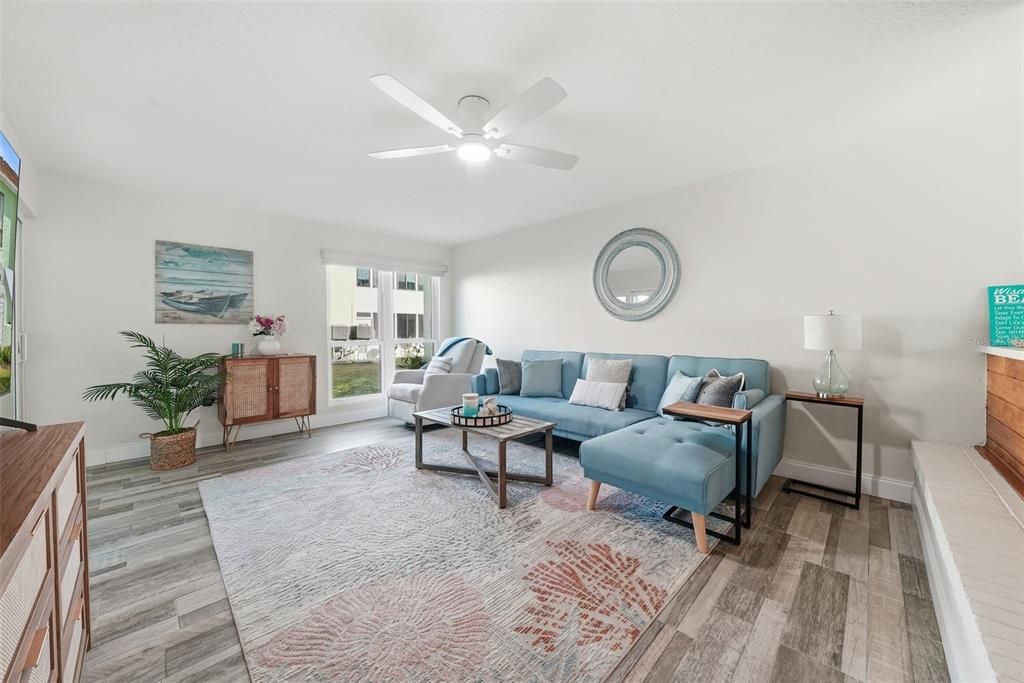 For Sale: $375,000 (2 beds, 2 baths, 1040 Square Feet)