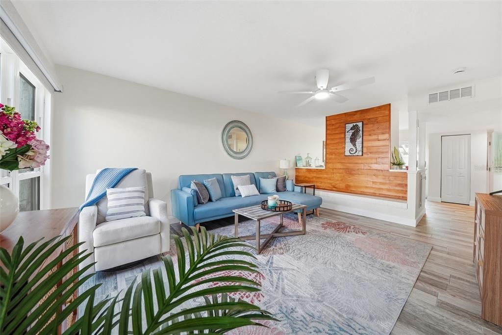 For Sale: $375,000 (2 beds, 2 baths, 1040 Square Feet)