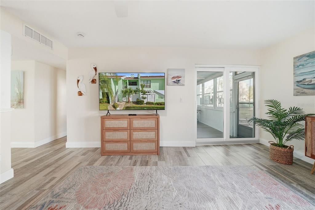 For Sale: $375,000 (2 beds, 2 baths, 1040 Square Feet)