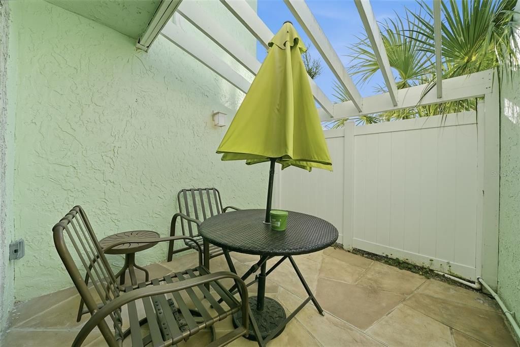 For Sale: $375,000 (2 beds, 2 baths, 1040 Square Feet)