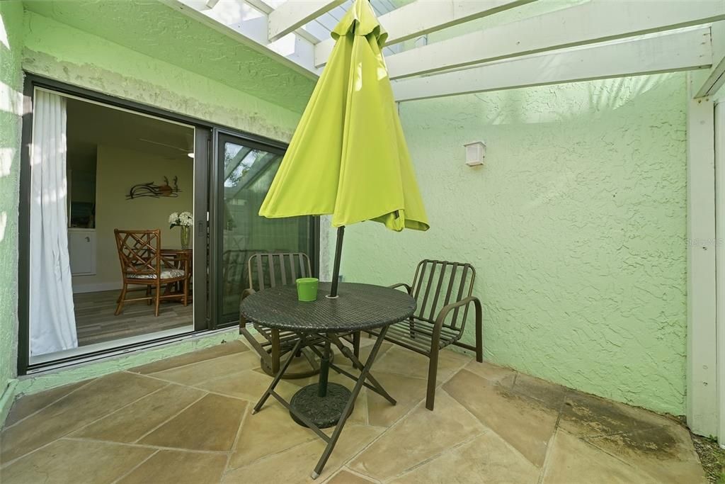 For Sale: $375,000 (2 beds, 2 baths, 1040 Square Feet)