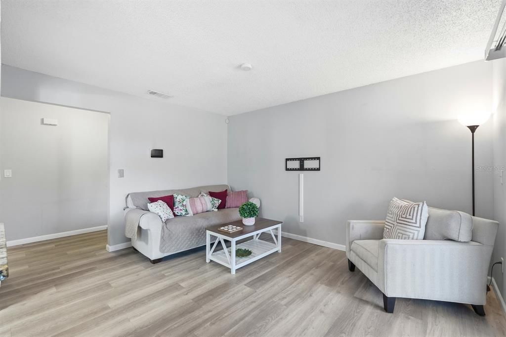 На продажу: $148,000 (2 спален, 2 ванн, 922 Квадратных фут)