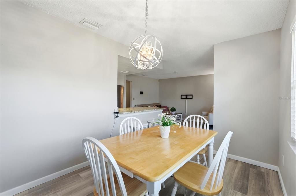 На продажу: $148,000 (2 спален, 2 ванн, 922 Квадратных фут)