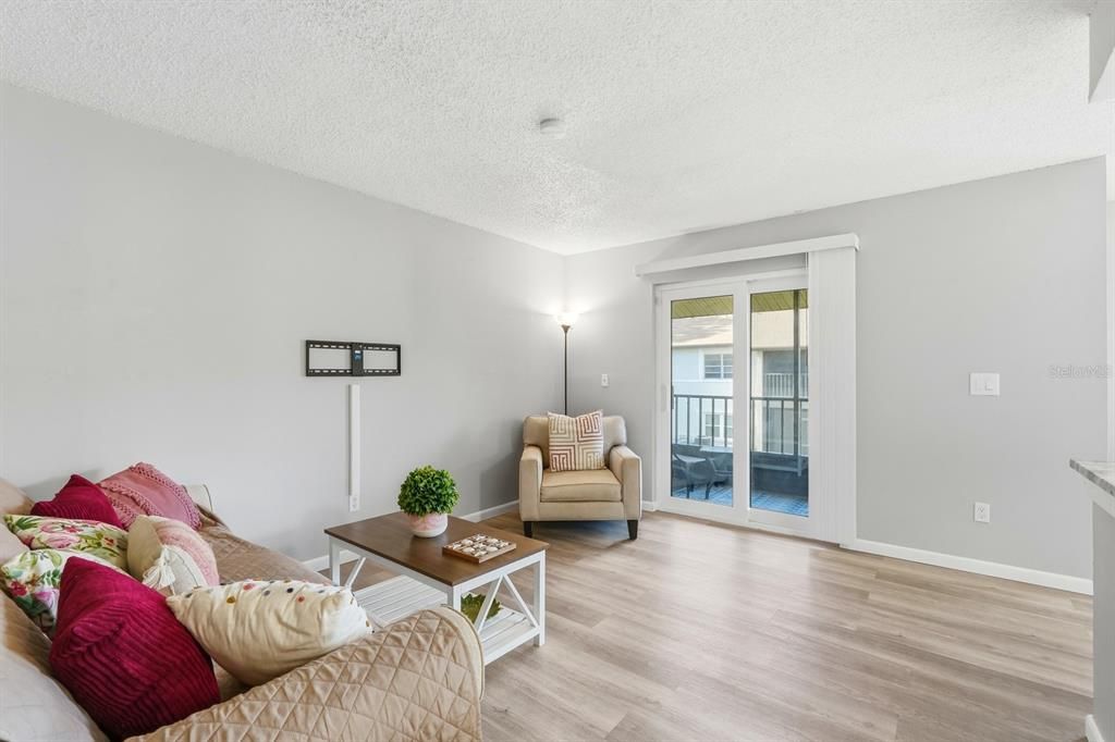 На продажу: $148,000 (2 спален, 2 ванн, 922 Квадратных фут)