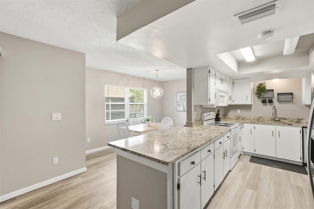 На продажу: $148,000 (2 спален, 2 ванн, 922 Квадратных фут)