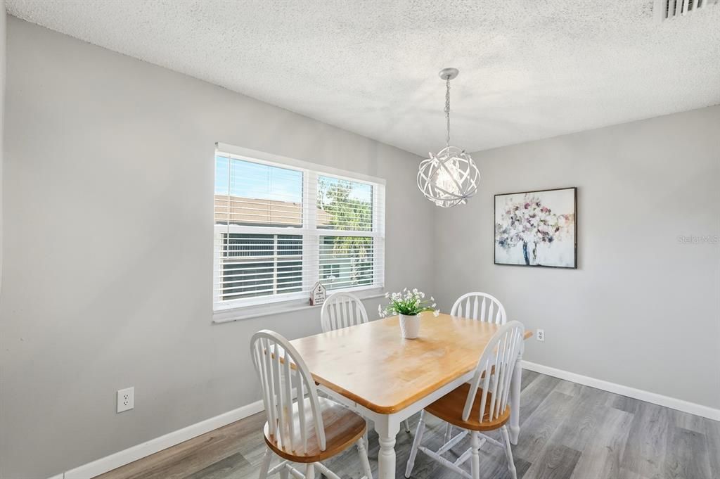 На продажу: $148,000 (2 спален, 2 ванн, 922 Квадратных фут)