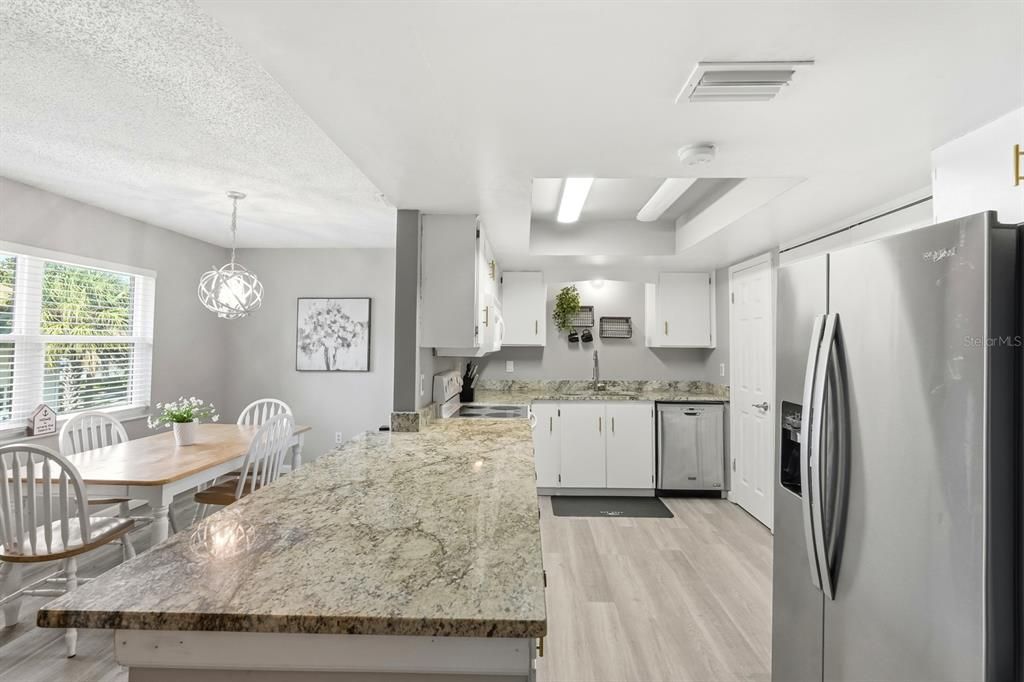 На продажу: $148,000 (2 спален, 2 ванн, 922 Квадратных фут)