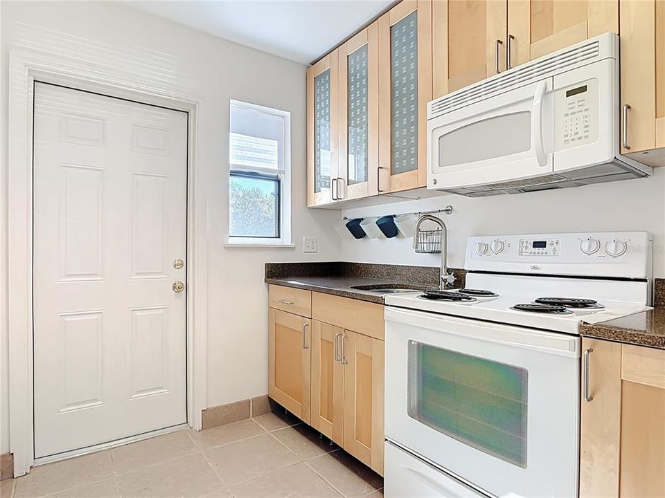 For Sale: $239,900 (2 beds, 1 baths, 675 Square Feet)