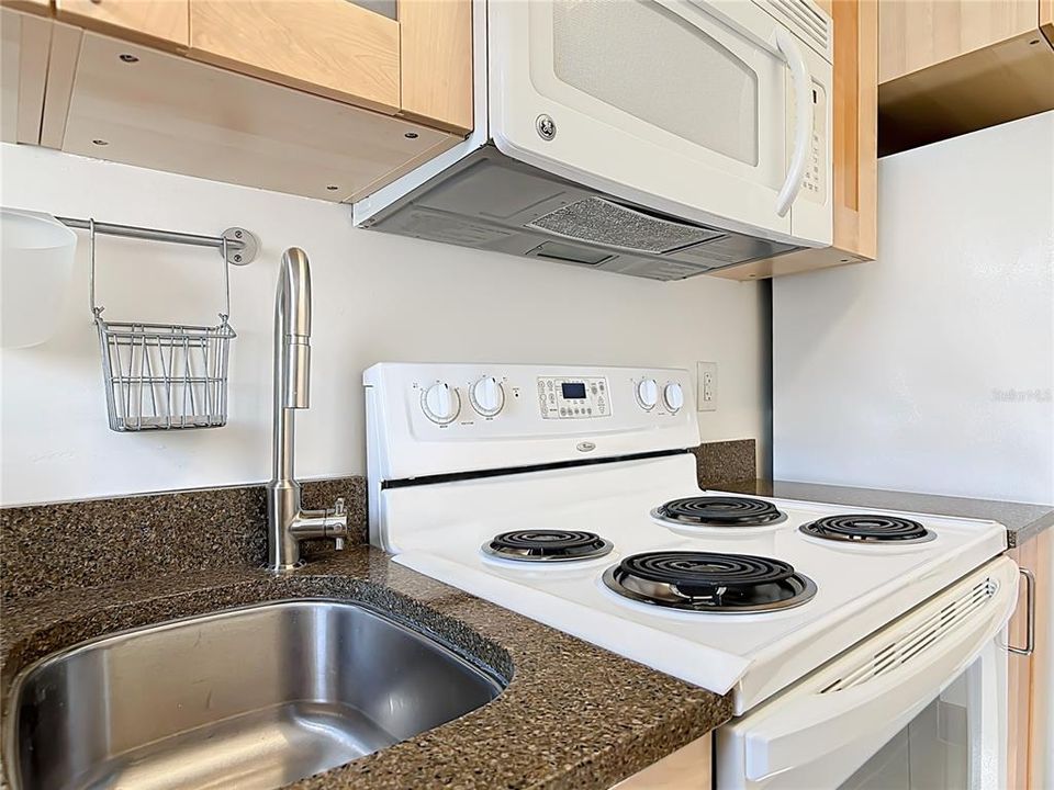 For Sale: $239,900 (2 beds, 1 baths, 675 Square Feet)