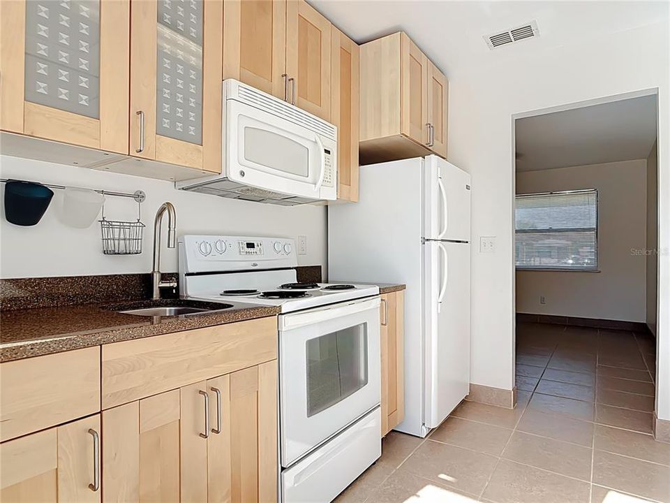 For Sale: $239,900 (2 beds, 1 baths, 675 Square Feet)