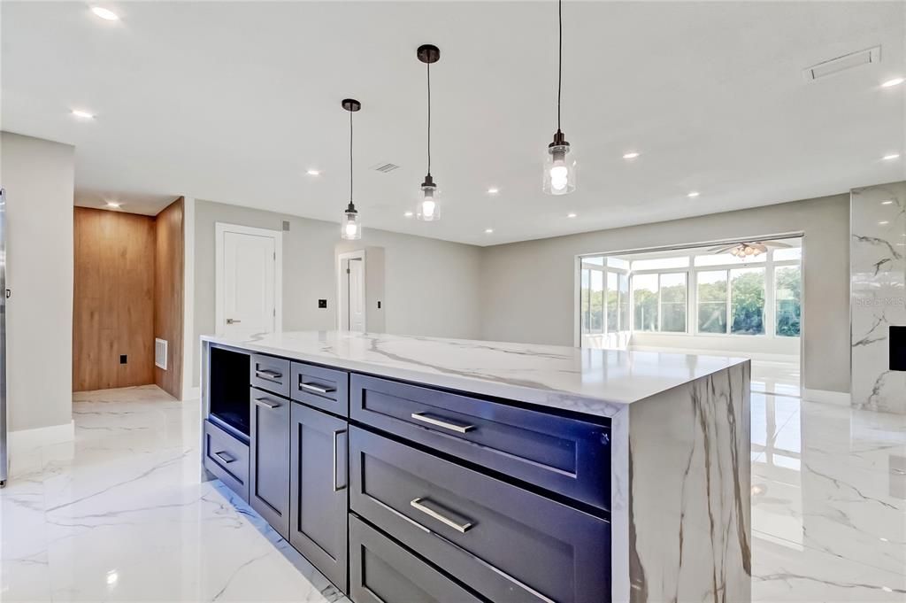 待售: $825,000 (4 贝兹, 2 浴室, 2183 平方英尺)