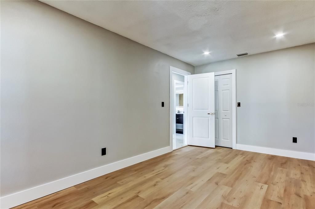 待售: $825,000 (4 贝兹, 2 浴室, 2183 平方英尺)