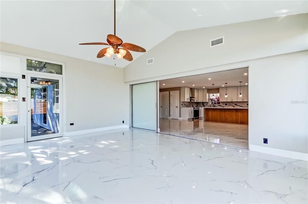 待售: $825,000 (4 贝兹, 2 浴室, 2183 平方英尺)