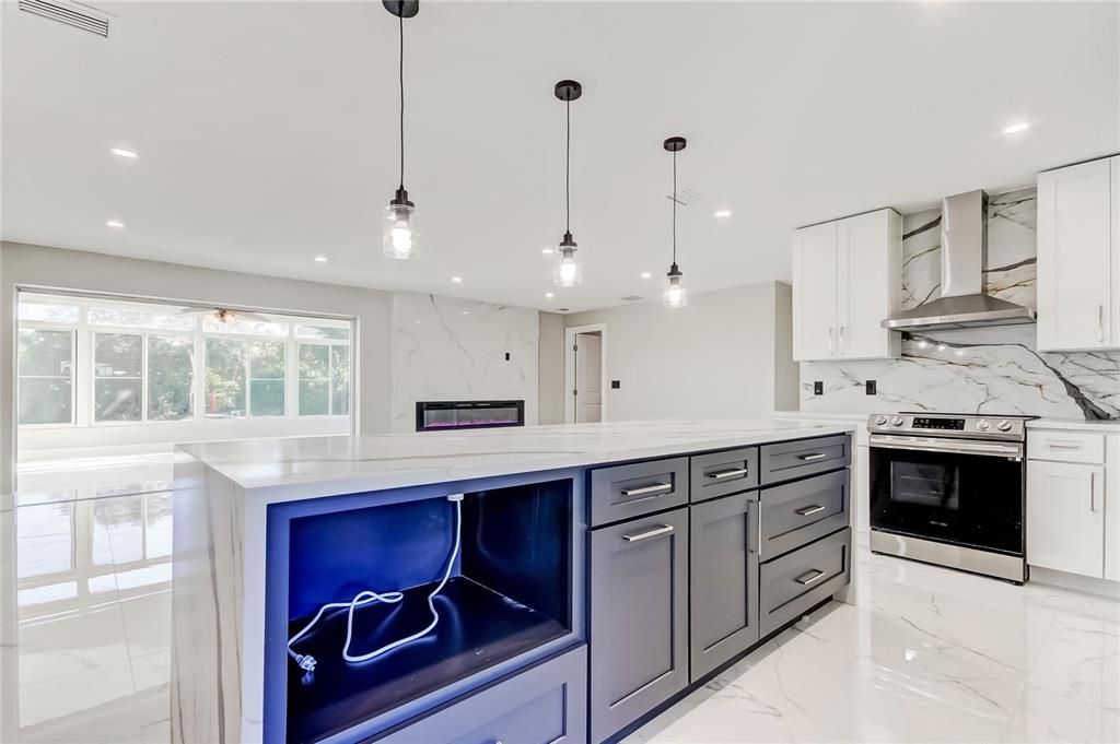 待售: $825,000 (4 贝兹, 2 浴室, 2183 平方英尺)