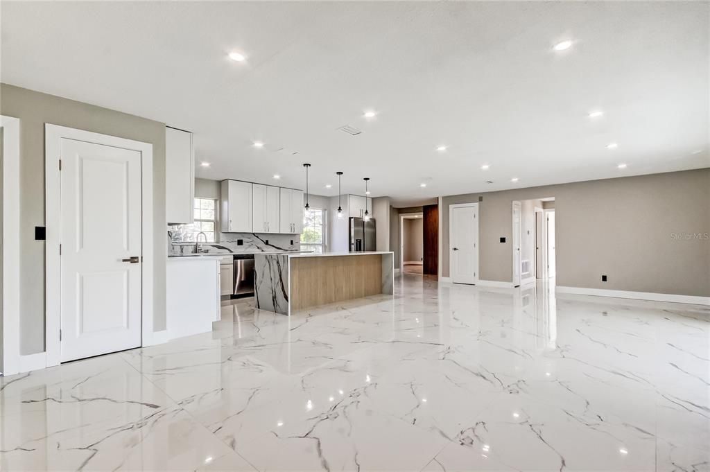 待售: $825,000 (4 贝兹, 2 浴室, 2183 平方英尺)